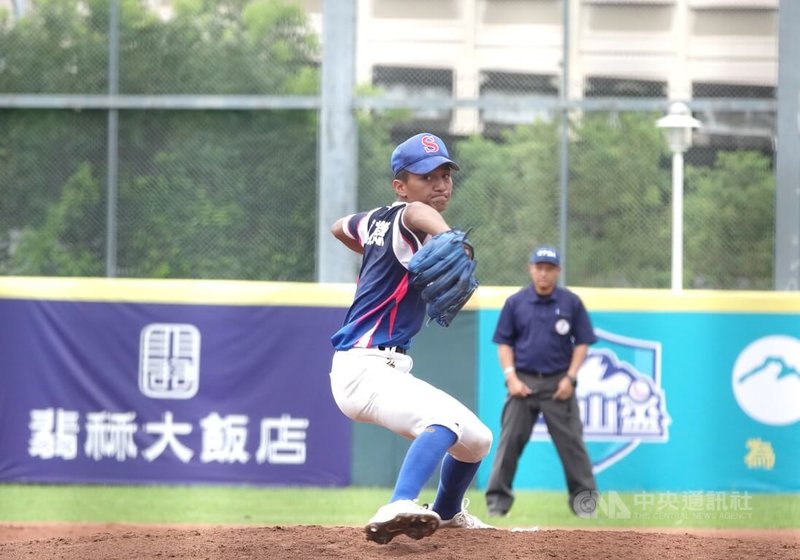 115年玉山盃全國青棒錦標賽南投縣隊13日預賽靠著左投張可晉（圖）7局好投，以3比0擊敗台北市隊、保住生機，也是他個人高中第2場完封勝。中央社記者謝靜雯攝　115年6月13日