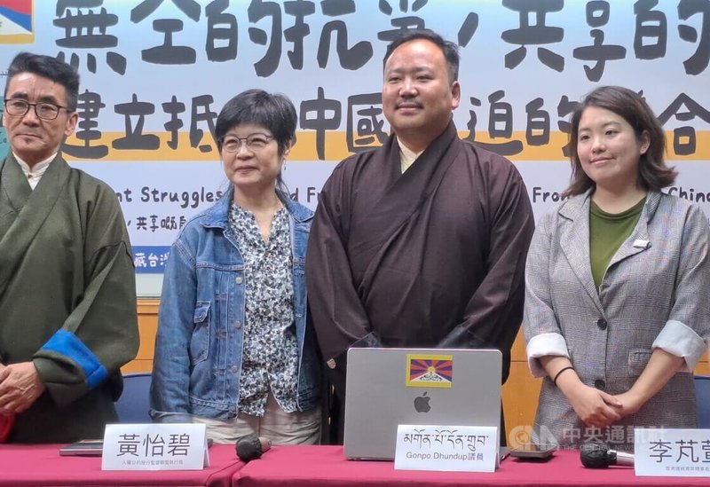 圖伯特人民議會議員貢布頓珠（右2）13日在台北舉行的一場講座強調，中國透過不同政策加速對藏人身分認同、語言及文化的同化，但藏人爭取西藏自由的運動會持續下去。中央社記者陳鎧妤攝  115年6月13日