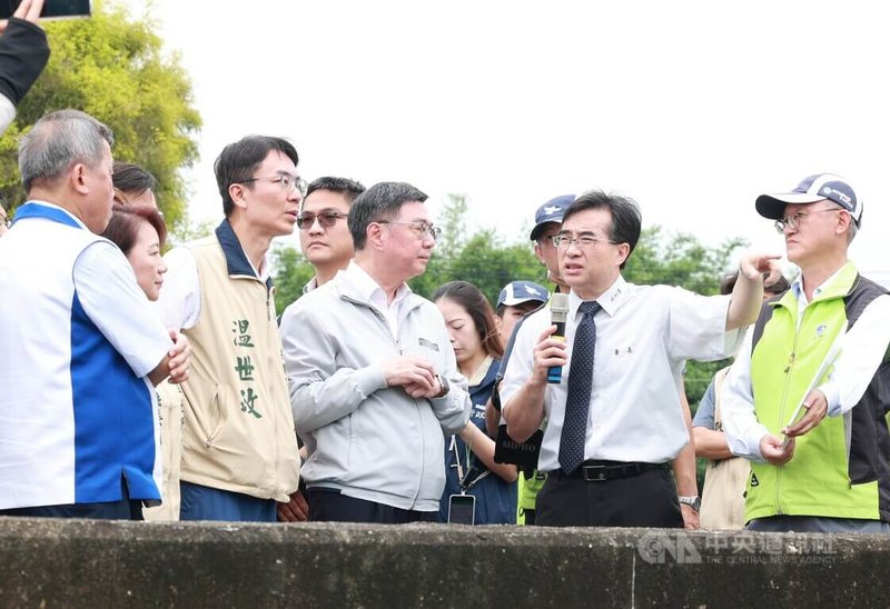 南投市貓羅溪流域易因強降雨導致低窪處淹水，經濟部水利署、南投縣政府攜手展開治理工程，行政院長卓榮泰（前中）13日親往視察，了解外轆排水治理工程。中央社記者蕭博陽南投縣攝　115年6月13日