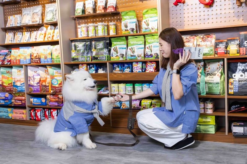 奇威花園林口旗艦店以女性服飾為核心，並導入人寵親子裝、寵物食品與生活用品，搶攻寵物龐大市場。（奇威提供）中央社記者何秀玲傳真　115年6月13日