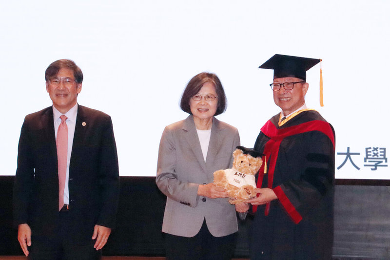 前總統蔡英文(中)13日出席高雄醫學大學畢業典禮,校長余明隆(右)致贈繡有「YBSG」的高醫大畢業熊。(高醫大提供)中央社記者林巧璉傳真 115年6月13日