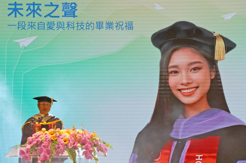台北科技大學13日舉辦畢業典禮,經營管理系博士班應屆畢業生包小柏(左)登台代表致詞,已逝女兒包容也藉由AI科技影像現身。(北科大提供)中央社記者陳至中傳真 115年6月13日