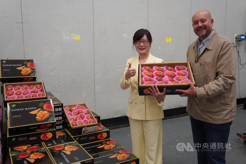 台灣愛文芒果首次進入法國市場，駐法代表郝培芝（左）拜訪法國進口商Sun 7 Fruits，負責人夏蒂耶（右）盛讚台灣水果品質「真的是頂級」。中央社記者曾依璇巴黎攝　115年6月13日