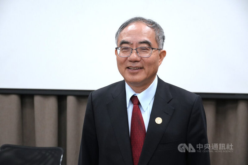 台灣大學13日召開校務會議，校長陳文章（圖）指出近年將有教授退休潮，將爭取運用高教永續計畫經費，提供年輕學者最高5年新台幣1200萬元的「到任獎金」。中央社記者陳至中台北攝　115年6月13日
