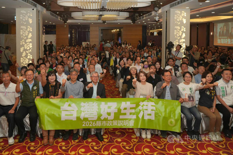 民進黨「台灣好生活」2026政策說明會，13日在屏東縣登場，國科會主委吳誠文（前左5）、農業部長陳駿季（前左4）及屏東縣長周春米（前右5）等人與會宣講。中央社記者黃郁菁攝　115年6月13日