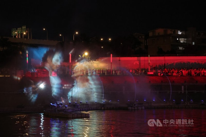 2026台北水舞嘉年華13日晚間正式登場,開幕夜上演精彩水火共舞,更搭配經典音樂劇「歌劇魅影」元素,吸引大批群眾爭睹。中央社記者翁睿坤攝 115年6月13日