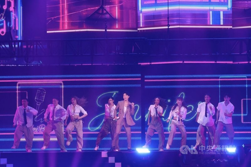 第21屆KKBOX風雲榜演唱會13日晚間在台北小巨蛋登場，歌手韋禮安（左5）登台帶來多首歌曲，也和舞群一同熱舞、小秀舞技。中央社記者趙世勳攝　115年6月13日