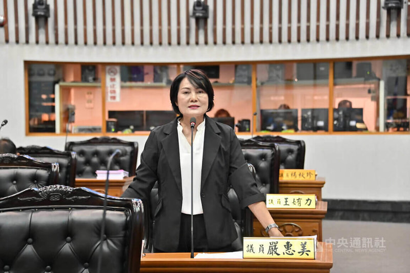 前台東縣議員嚴惠美遭控現金賄選，一、二審均判決有罪，花蓮高分院更一審改判無罪，高分院認為只憑收賄者自白證據不足，全案還可上訴。圖為嚴惠美112年11月7日在縣議會質詢畫面。（台東縣議會提供）中央社記者盧太城台東傳真 115年6月13日