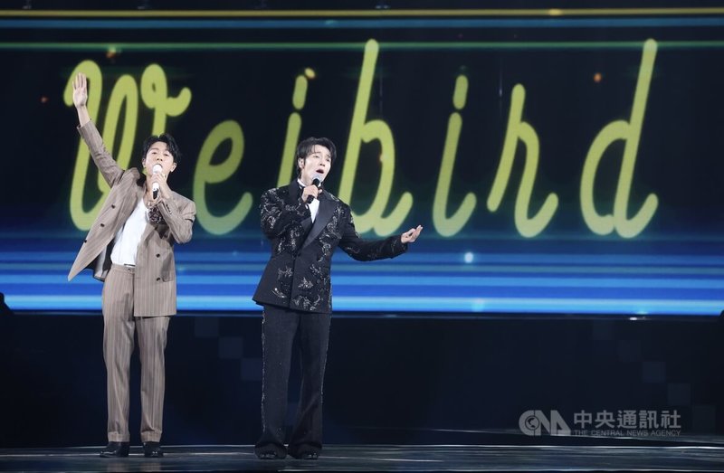 第21屆KKBOX風雲榜演唱會13日晚間在台北小巨蛋熱鬧登場，歌手韋禮安（左）與韓團SUPER JUNIOR成員東海（右）同台合唱，讓現場關中尖叫歡呼聲不斷。中央社記者趙世勳攝　115年6月13日