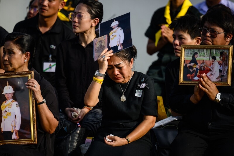泰王長女帕差拉吉蒂雅帕11日過世,享年47歲。她的遺體13日送抵位於曼谷的大皇宮,數以千計身穿黑衣的民眾在車隊沿途守候送別。(法新社)