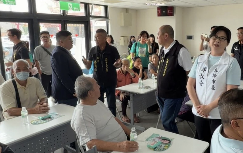 民進黨嘉義縣太保市長參選人呂慧瑜13日在太保市東勢活動中心舉辦客廳會，競爭對手、現任太保市長鄭淑分（立者右）突現身，一度與民進黨立委蔡易餘（立者左著西裝者）爆發言語衝突。（呂慧瑜提供）中央社記者蔡智明傳真　115年6月13日