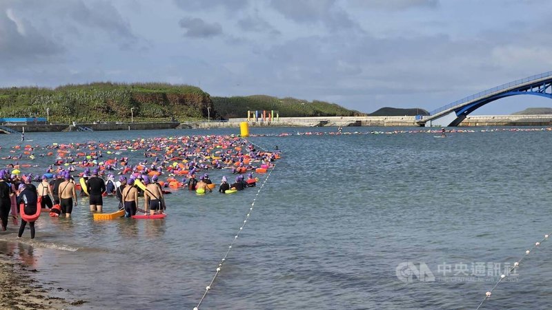 「2026 PENGHU OCEANMAN 國際泳渡澎湖灣」，13日進行國際組10公里與挑戰組2公里，觀音亭海域宛若一座移動的長城。中央社    115年6月13日