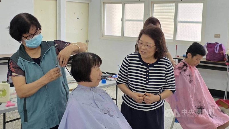 澎湖縣長陳光復的太太吳淑瑾（右2）是否「代夫出征」參選澎湖縣長受關注，她13日表示「一切都準備好了」，待民進黨中央17日徵召。中央社  115年6月13日