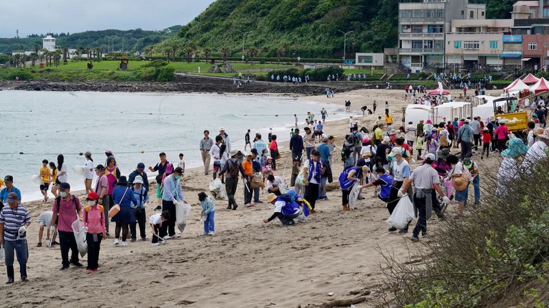 新北市信賴慈善志工協會13日在石門區白沙灣舉辦「海好有你．淨灘藝起來」公益淨灘活動，號召上千名志工一起以行動守護海洋。（新北市信賴慈善志工協會提供）中央社記者黃旭昇傳真　115年6月13日