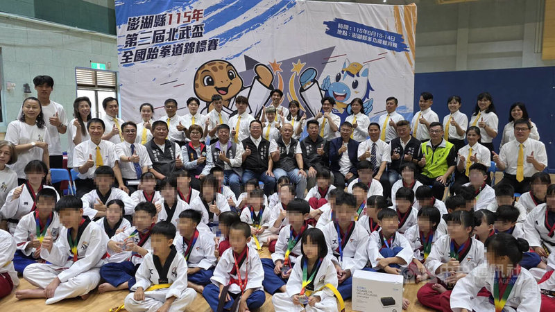 澎湖「北武盃」全國跆拳道錦標賽,來自國內100多位選手,13日起連2天在澎湖多功能綜合體育館同場比勢,展出力與美的競技。中央社 115年6月13日
