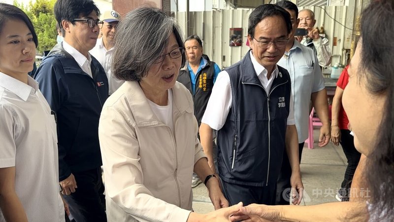 前總統蔡英文(前中)13日一早南下高雄參加多場活動,所到之處擠滿民眾。圖為蔡英文到三民區聖何宮參香祈福時受到民眾歡迎。中央社記者張已亷攝 115年6月13日