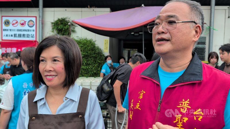台中普聖宮宮主吳敏誠(右)連9年推動發放愛心餐盒,生機食品品牌創辦人李思凡(左)受到感動加入行列,盼能一同回饋社會。中央社記者蘇木春攝 115年6月13日