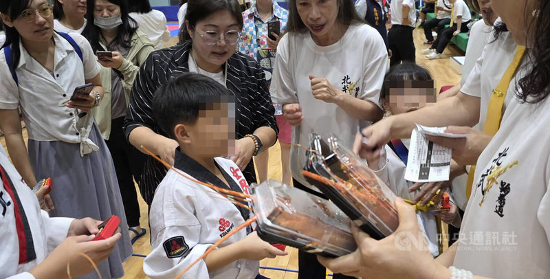 澎湖「北武盃」全國跆拳道錦標賽，來自國內100多位選手，13日起連2天在澎湖多功能綜合體育館同場比勢，展出力與美的競技，獲得冠軍選手還可獲贈小龍蝦。中央社    115年6月13日