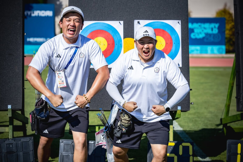 台灣複合弓混雙組合張正韋（左）、黃逸柔（右）。（圖取自facebook.com/ArcheryWorldCup）