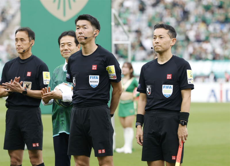 日本足球裁判三原純（右）將擔任本屆世足賽裁判。圖為三原純5月24日在日本J1百年構想聯賽中執法。（共同社）