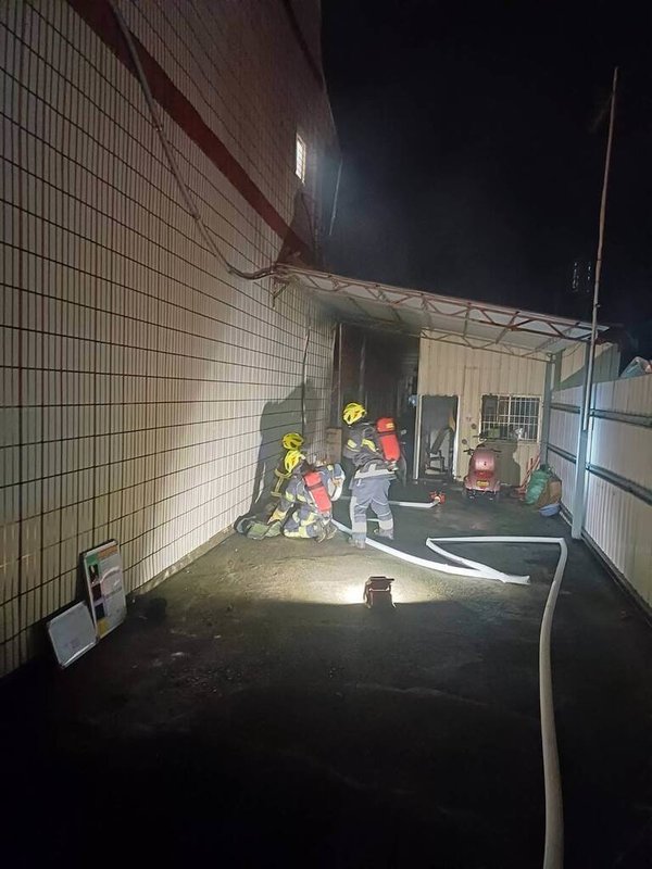 屏東縣萬巒鄉西盛路一處民宅13日凌晨發生火警。消防人員獲報前往搶救，迅速將火勢撲滅，並於現場發現1具男性焦屍。（屏東縣政府消防局提供）中央社記者黃郁菁傳真 115年6月13日