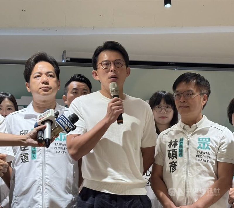 民眾黨主席黃國昌(中)13日在新竹受訪表示,選罷法修法主要是基於憲法保障人民參政權及比例原則所推動的必要改革,並非外界所指的因人設事。中央社記者郭宣彣攝 115年6月13日