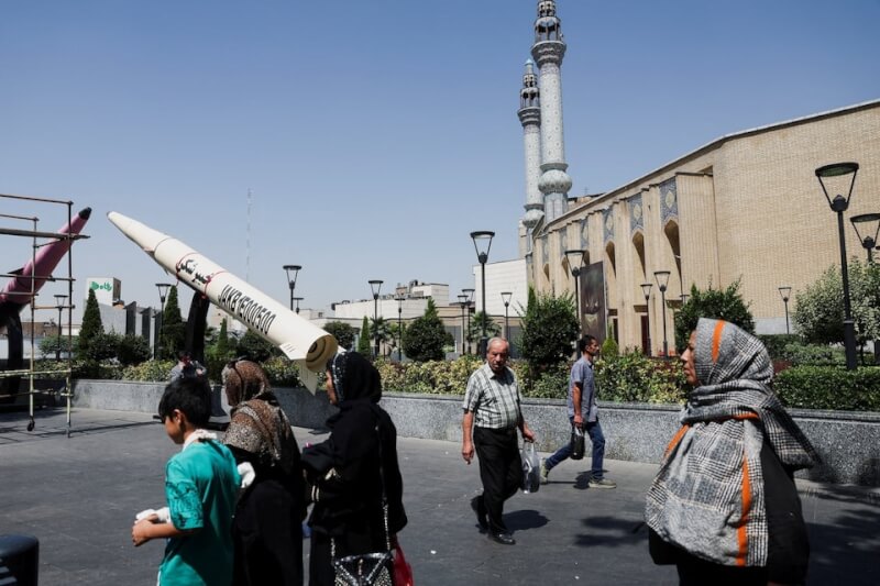 圖為伊朗首都德黑蘭民眾行經一枚飛彈模型。（Majid Asgaripour/WANA (West Asia News Agency) via 路透社）