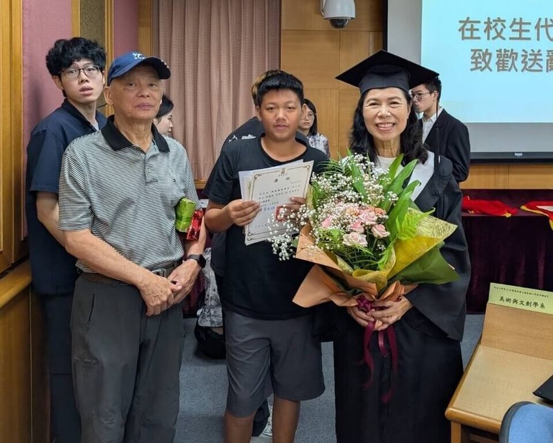 華梵大學近年積極推動熟齡教育，114學年度已有半數學生超過45歲，13日舉辦的畢業典禮中也有不少資深畢業生，其中67歲路麗珠（前右）同時拿下斐陶斐會員、書卷獎、傑出表現、熱心服務等4項榮譽。（華梵大學提供）中央社記者陳至中傳真　115年6月13日