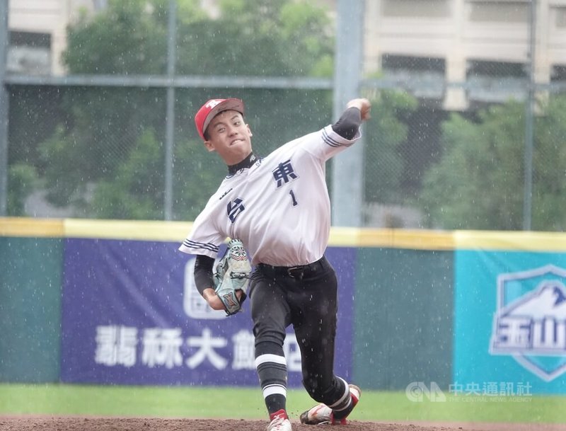 115年玉山盃青棒賽台東縣14日與花蓮縣交手為投手戰，台東縣先發左投曾睿豪（圖）6局無失分，展現壓制力，台東終場以1比0拿勝，曾睿豪畢業也將挑戰中職選秀。中央社記者謝靜雯攝 115年6月14日