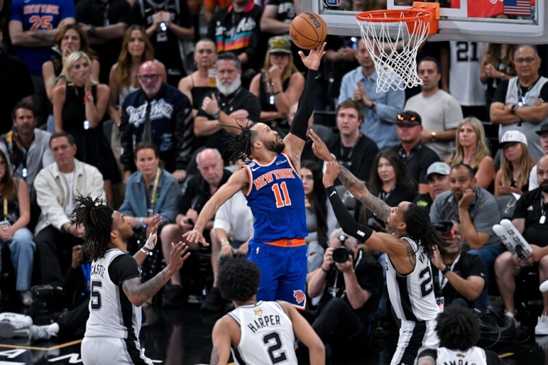 美國職籃NBA紐約尼克布朗森（中）13日在對馬刺比賽中狂拿45分，率隊以94比90獲勝。（美聯社）