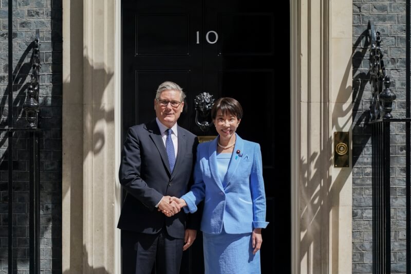 英國首相施凱爾（左）14日迎接來訪的日本首相高市早苗（右）。（美聯社）