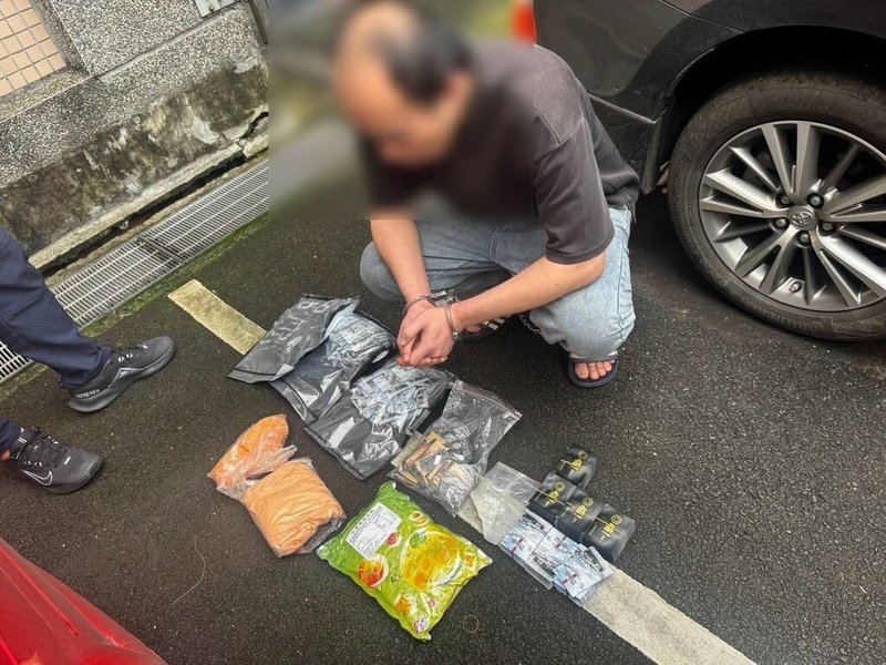 桃園市警局平鎮分局13日凌晨攔查1輛形跡可疑自小客車，查獲邱姓男子涉嫌施用毒品後駕駛，並在車內起出1200包毒品咖啡包及860根彩虹菸，警方訊後依毒駕及毒品等罪嫌送辦。（桃園市警局平鎮分局提供）中央社記者吳睿騏桃園傳真　115年6月14日