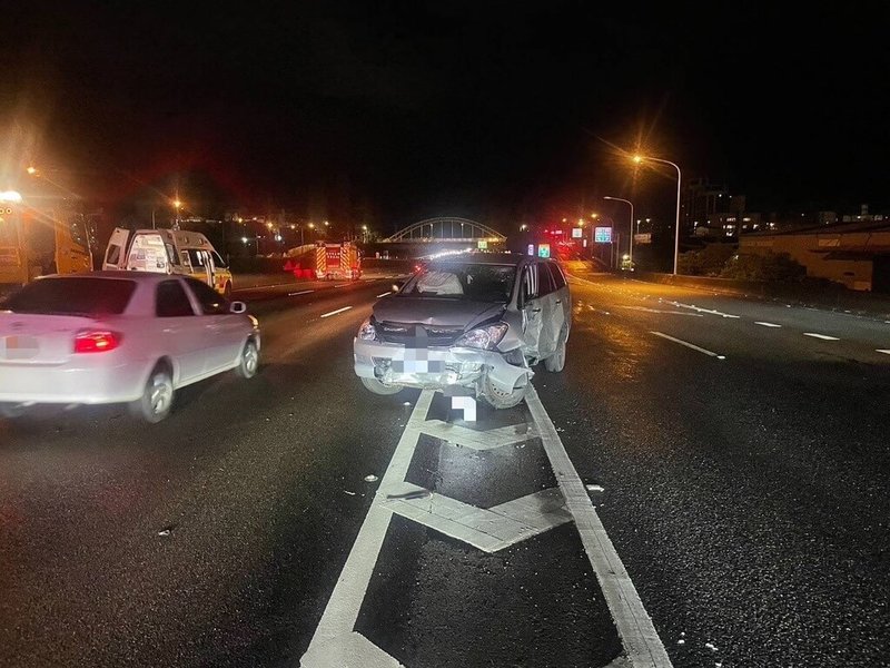 國道1號南向桃園楊梅路段14日晚間發生3車追撞事故，造成3名男性、4名女性共7人受到擦挫傷，後續已由救護人員協助送醫診治，詳細肇事原因及責任歸屬仍待警方進一步調查釐清。（國道公路警察局提供）中央社記者吳睿騏桃園傳真　115年6月14日