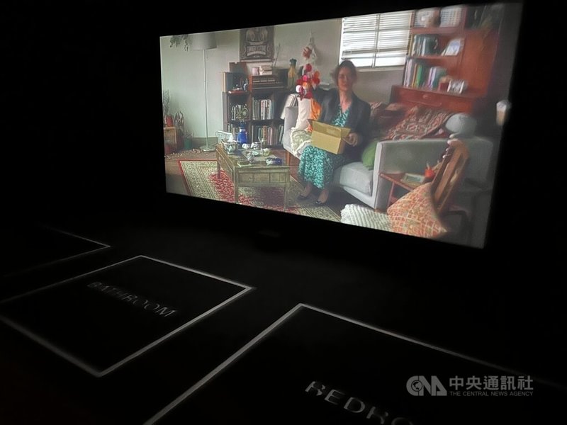 張碩尹與英國互動媒體團隊Blast Theory共同創作的Proof As If Proof Were Needed作品,觀眾可選擇體驗老公寓場域的夫妻人生。中央社記者廖漢原紐約攝 115年6月14日