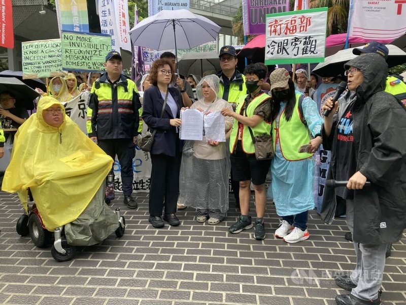 台灣移工聯盟、台灣身心障礙者自立生活聯盟、婦女新知基金會等團體，14日舉行「家事移工由長照機構聘僱，服務使用者與移工雙贏」抗議行動，衛福部長照司科長徐鉅美（前左3）接受陳情。中央社記者陳婕翎攝 115年6月14日