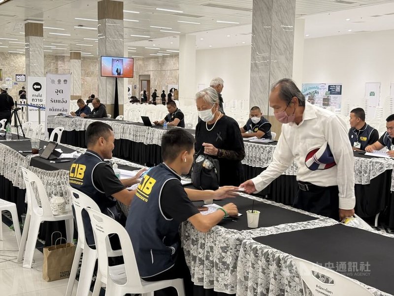 前往悼念泰國長公主的民眾在大皇宮外完成登記後,依序進入大皇宮簽署弔唁冊。中央社記者李宗憲曼谷攝 115年6月14日