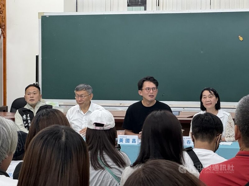 民眾黨雲林縣黨部14日舉辦「眾志成城、深耕雲林」雲林縣黨員志工座談會,逾百名支持者與會,雲林縣議員陳乙辰(左起)、創黨主席柯文哲和黨主席黃國昌及民眾黨立委蔡春綢等人出席。 中央社記者姜宜菁攝 115年6月14日