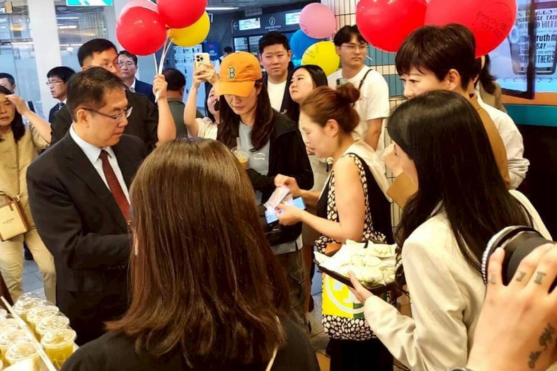 台南市長黃偉哲（左1）率團前往韓國拓銷農特產品，在首爾地鐵站舉辦台南農產特展售快閃活動，向當地民眾推薦試吃。（台南市政府提供）中央社記者楊思瑞台南傳真 115年6月14日
