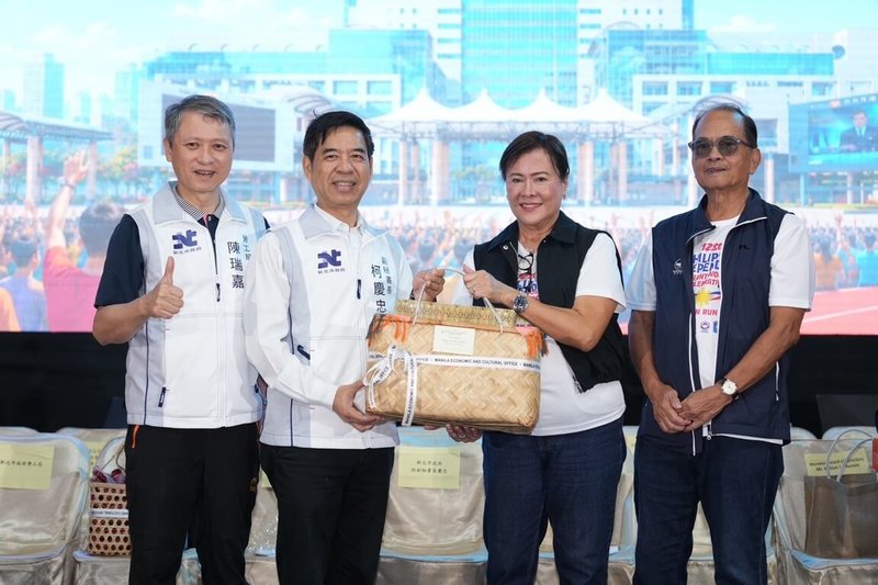 新北市政府與菲律賓馬尼拉經濟文化辦事處14日合辦菲律賓國慶慶祝活動，新北市副秘書長柯慶忠（左2）及菲律賓駐台代表彭科蓉（Corazon A. Padiernos）（右2）互贈紀念禮，象徵兩國友好。（勞工局提供）中央社記者王鴻國傳真　115年6月14日
