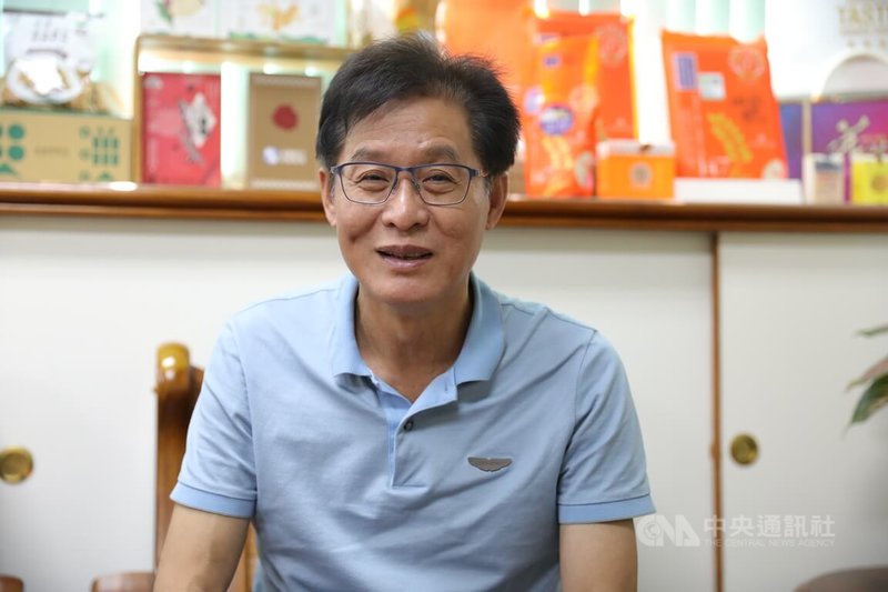 高雄市美濃區農會總幹事鍾清輝(圖)認為,現行國外引進人力制度仍有部分限制,讓部分農民認為制度缺乏彈性,以及採收、包裝等流程繁複,仍高度依賴人工,如何穩定勞動力供給,並讓產業永續發展,是未來必須面對的重要課題。中央社記者張已亷攝 115年6月14日