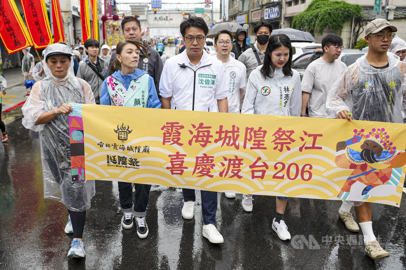 民進黨台北市長參選人沈伯洋（前左3）14日上午出席大稻埕碼頭祭江活動並參與迎神遶境行程，沿迪化街商圈步行前進。中央社記者鄭清元攝　115年6月14日