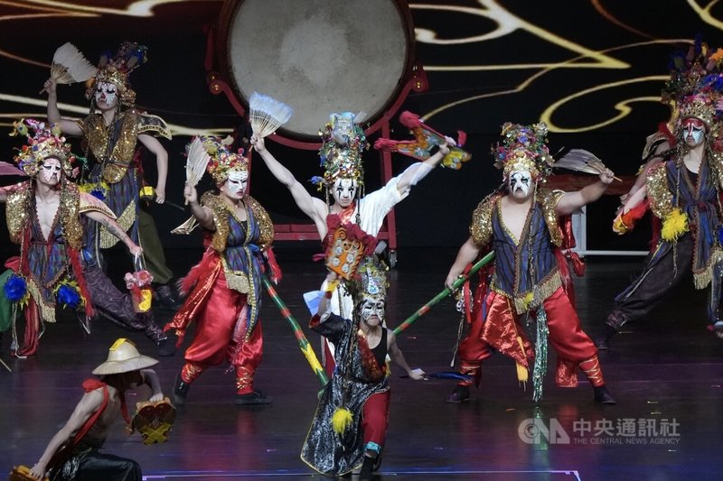2026年國際扶輪年會全體會議14日在台北大巨蛋舉行，活動開場呈現台灣宮廟陣頭「官將首」演出。中央社記者徐肇昌攝 　115年6月14日
