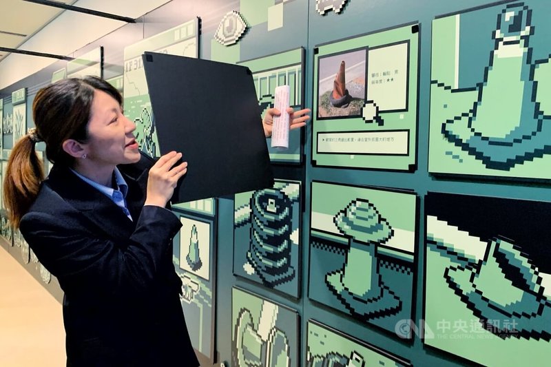 台灣像素藝術家KAI「是誰的遊戲間」像素藝術特展,以復古遊戲機「經典四色」視窗風格,打造9大主題展區與互動體驗,展期在新光三越桃園站前店持續到28日。中央社記者吳睿騏桃園攝 115年6月14日