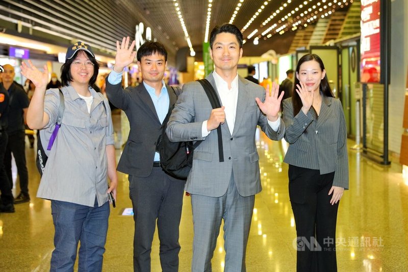 台北市獲得被譽為城市諾貝爾獎的「李光耀世界城市獎」特別獎,台北市長蔣萬安(右2)14日晚間率領市府團隊,自桃園國際機場啟程赴新加坡領獎。中央社記者吳睿騏桃園機場攝 115年6月14日