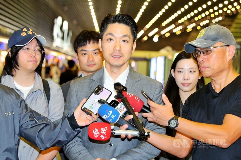 台北市獲得2026年李光耀世界城市獎特別獎,台北市長蔣萬安(中)14日晚間率團赴新加坡領獎,出發前在桃園國際機場接受媒體聯訪。中央社記者吳睿騏桃園機場攝 115年6月14日