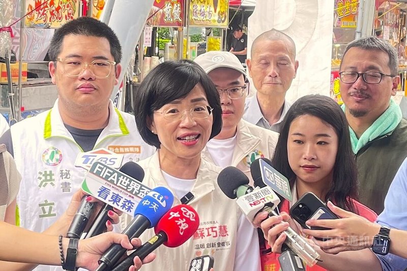 新北市長選舉行程滿檔,引發藍綠陣營參選人同場蹭人氣爭議。民進黨新北市長參選人蘇巧慧(左2)14日表示,選舉活動,大家行程本來就常重疊,就是各自論述政見,君子之爭,這才是新時代選民想要看到新時代領袖的樣子。中央社記者王鴻國攝 115年6月14日