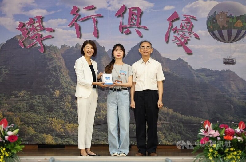 南投縣長許淑華（左）14日頒獎給獲「縣長獎」的畢業生，許淑華表示，感謝老師、校長用心教導，關心孩子各種狀況並確保受教權，營造優質教育環境是縣府持續追求的目標。中央社記者蕭博陽南投縣攝　115年6月14日