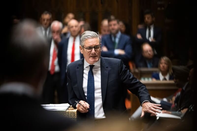 英國首相施凱爾（中）14日表示，他下令武裝部隊攔截一艘企圖穿越英吉利海峽的俄羅斯影子艦隊油輪。（英國下議院 via 路透社）
