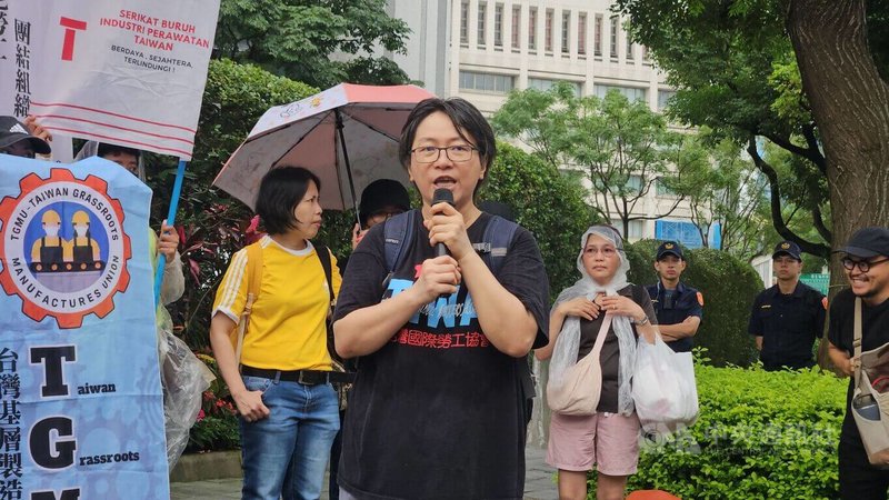 台灣國際勞工協會研究員吳靜如（中）14日指出，長照預算雖增加，但資源多投入輕中度失能服務，重度失能者仍高度依賴家庭與移工照顧，一旦移工休假，就會出現照顧空缺。中央社記者陳婕翎攝 115年6月14日