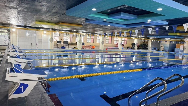 教育部國教署推動「校園泳池整建補助計畫」，補助64校進行泳池整建與改善工程，圖為台北市弘道國中整修後泳池。（國教署提供）中央社記者許秩維傳真 115年6月14日